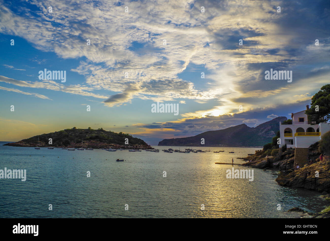 Sonnenuntergang in Sant Elm bei GR 221 in das Tramuntana-Gebirge mit Insel Sa Dragonera im Hintergrund, Mallorca, Spanien Stockfoto