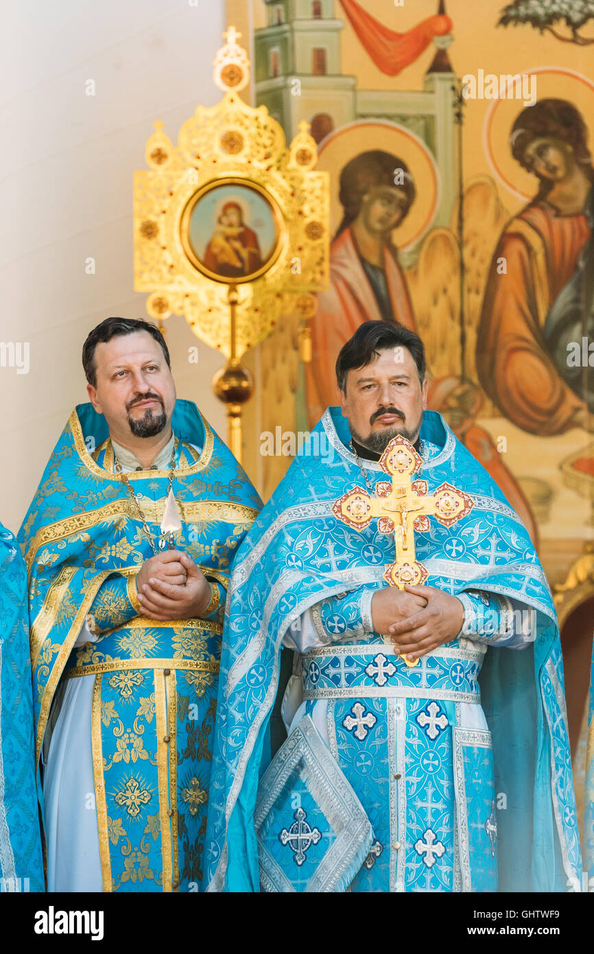 Gomel, Weißrussland. 10. August 2016. Zwei Priester der orthodoxen Christen während der Liturgie In Peter und Paul Kathedrale gelegentlich Ankunft der Reliquien Unterarm Knochen von St. Pantaleon Panteleimon, Christian Saint, große Märtyrer, Heiler, Arzt. Bildnachweis: Ryhor Bruyeu/Alamy Live-Nachrichten. Stockfoto