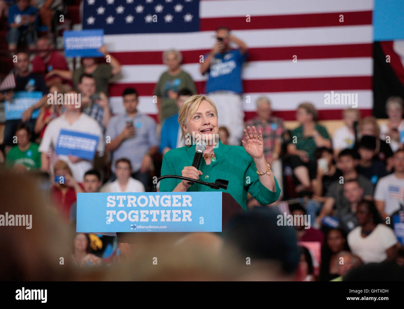 Des Moines, Iowa, USA. 10. August 2016. Demokratischen US-Präsidentschaftskandidaten Hillary Clinton hält eine Rede bei einer Kampagne-Veranstaltung an der Lincoln High School in Des Moines, Iowa, USA, 10. August 2016. Foto: Brian C. Frank/Dpa/Alamy Live News Stockfoto