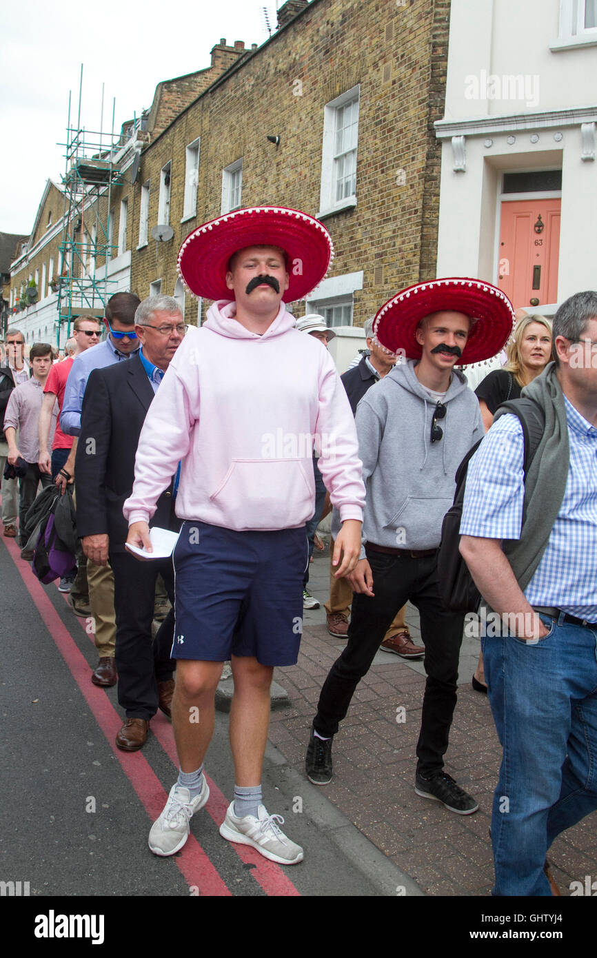 Vauxhall London UK. 11. August 2016. Cricket-Fans angezogen tragen mexikanische Sombreros kommen für das vierte Testspiel zwischen England und Pakistan im Kia Oval in Vauxhall Credit: Amer Ghazzal/Alamy Live-Nachrichten Stockfoto