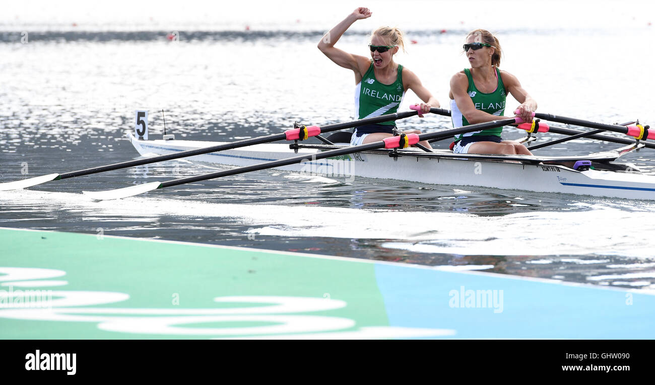 Rio De Janeiro, Brasilien. 11. August 2016. Sinead Lynch (R) und Claire Lambe (L) von Irland reagieren nach der Frauen-Leichtgewicht Frauen doppelte Sculls Halbfinale Rudern Veranstaltungen der Rio 2016 Olympischen Spiele Lagoa-Stadion in Rio De Janeiro, Brasilien, 11. August 2016. Foto: Soeren Stache/Dpa/Alamy Live News Stockfoto