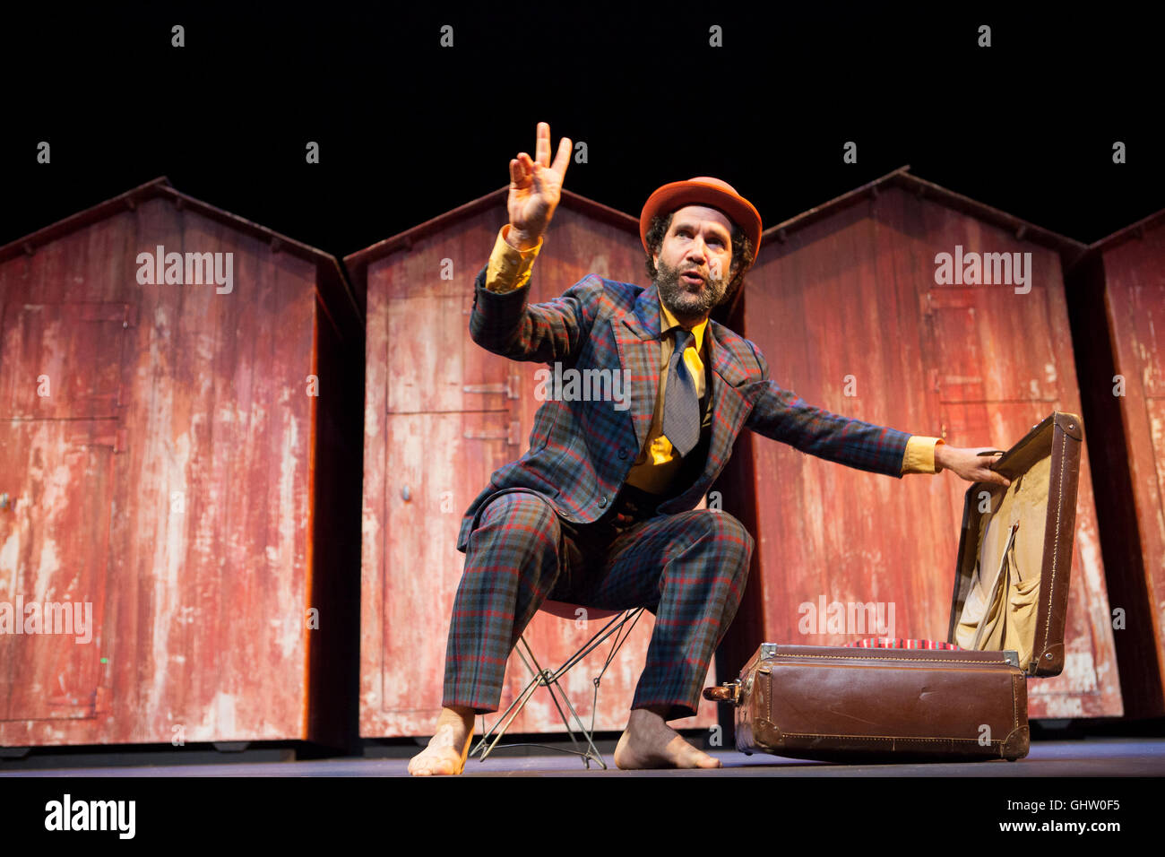 Edinburgh, UK. 11. August 2016. Schütteln als Teil des Edinburgh International Festival führen im Lyceum Theatre heute 11 August. Shake ist Reimagining Shakespeares Illyrien als Urlaubsort am Meer aus den 1970er Jahren, komplett mit maroden Strandhütten, Shake ist ein Delirium Umdenken in Pop-Theater der Twelfth Night vom britischen geborene Regisseur Dan Jemmett und seine Französisch-basierte Theatergruppe Essen ein Krokodil. Pako Mera/Alamy Live-Nachrichten. Stockfoto