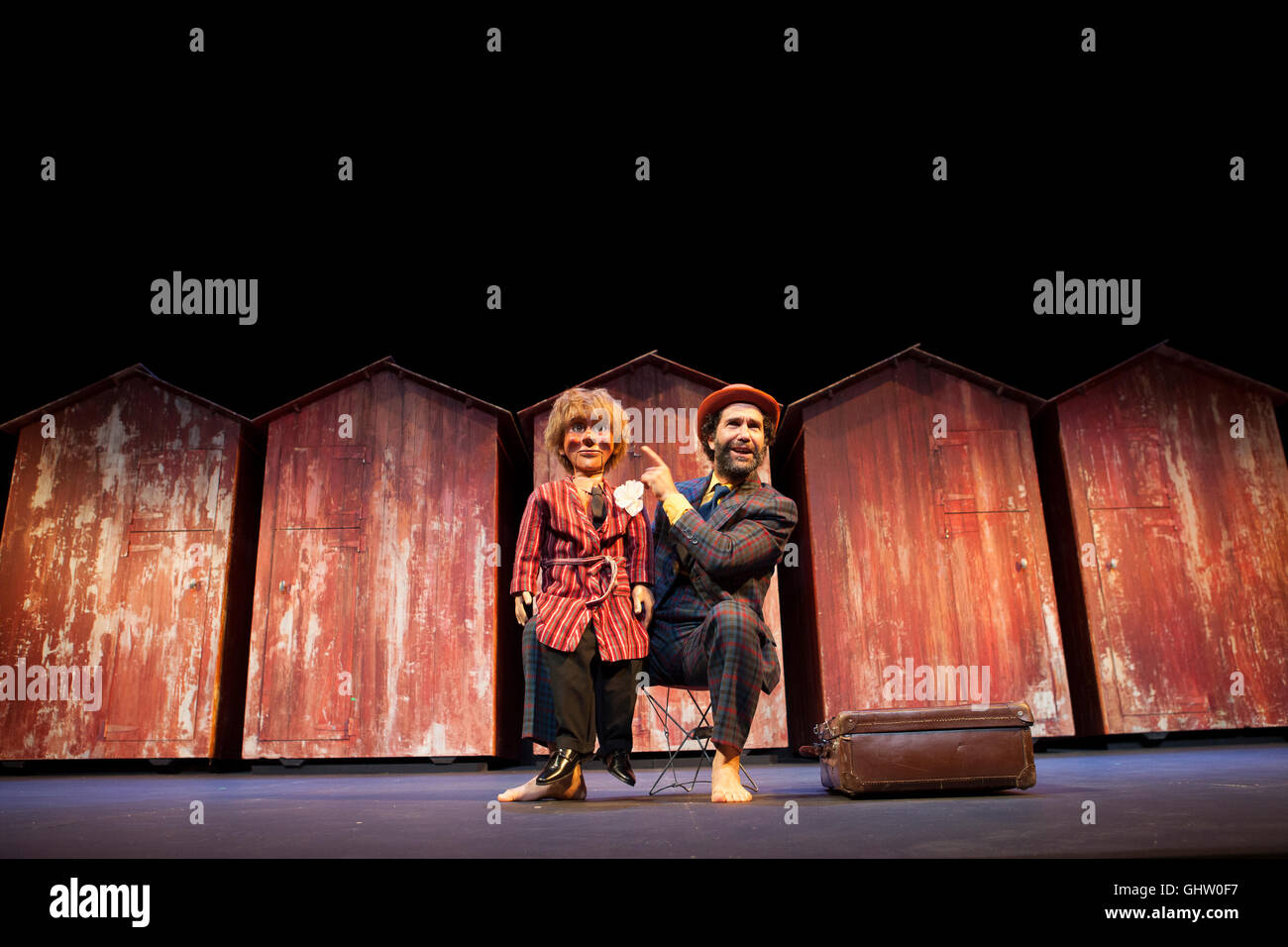 Edinburgh, UK. 11. August 2016. Schütteln als Teil des Edinburgh International Festival führen im Lyceum Theatre heute 11 August. Shake ist Reimagining Shakespeares Illyrien als Urlaubsort am Meer aus den 1970er Jahren, komplett mit maroden Strandhütten, Shake ist ein Delirium Umdenken in Pop-Theater der Twelfth Night vom britischen geborene Regisseur Dan Jemmett und seine Französisch-basierte Theatergruppe Essen ein Krokodil. Pako Mera/Alamy Live-Nachrichten. Stockfoto