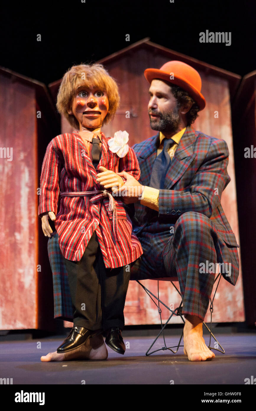 Edinburgh, UK. 11. August 2016. Schütteln als Teil des Edinburgh International Festival führen im Lyceum Theatre heute 11 August. Shake ist Reimagining Shakespeares Illyrien als Urlaubsort am Meer aus den 1970er Jahren, komplett mit maroden Strandhütten, Shake ist ein Delirium Umdenken in Pop-Theater der Twelfth Night vom britischen geborene Regisseur Dan Jemmett und seine Französisch-basierte Theatergruppe Essen ein Krokodil. Pako Mera/Alamy Live-Nachrichten. Stockfoto