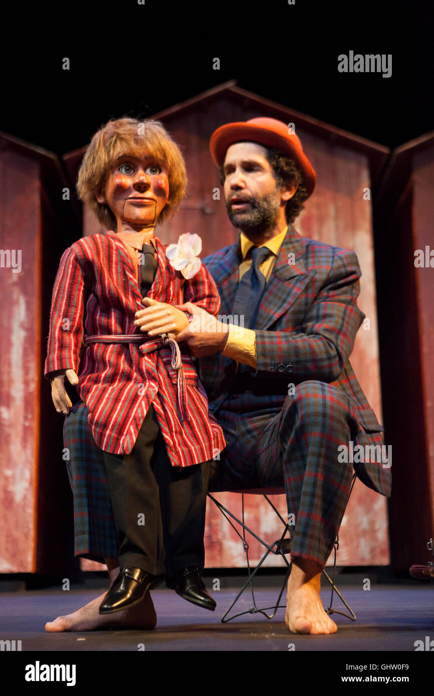 Edinburgh, UK. 11. August 2016. Schütteln als Teil des Edinburgh International Festival führen im Lyceum Theatre heute 11 August. Shake ist Reimagining Shakespeares Illyrien als Urlaubsort am Meer aus den 1970er Jahren, komplett mit maroden Strandhütten, Shake ist ein Delirium Umdenken in Pop-Theater der Twelfth Night vom britischen geborene Regisseur Dan Jemmett und seine Französisch-basierte Theatergruppe Essen ein Krokodil. Pako Mera/Alamy Live-Nachrichten. Stockfoto