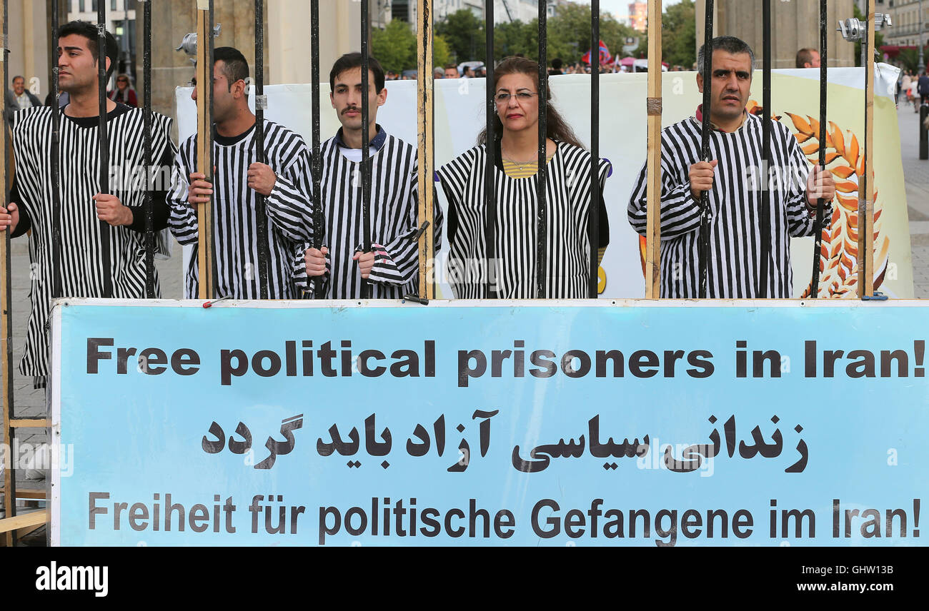 Berlin, Deutschland. 11. August 2016. Menschen demonstrieren gegen Hinrichtungen im Iran vor dem Brandenburger Tor in Berlin, Deutschland, 11. August 2016. Ihr Schild steht "Freie politische Gefangenen im Iran!". Foto: WOLFGANG KUMM/Dpa/Alamy Live News Stockfoto