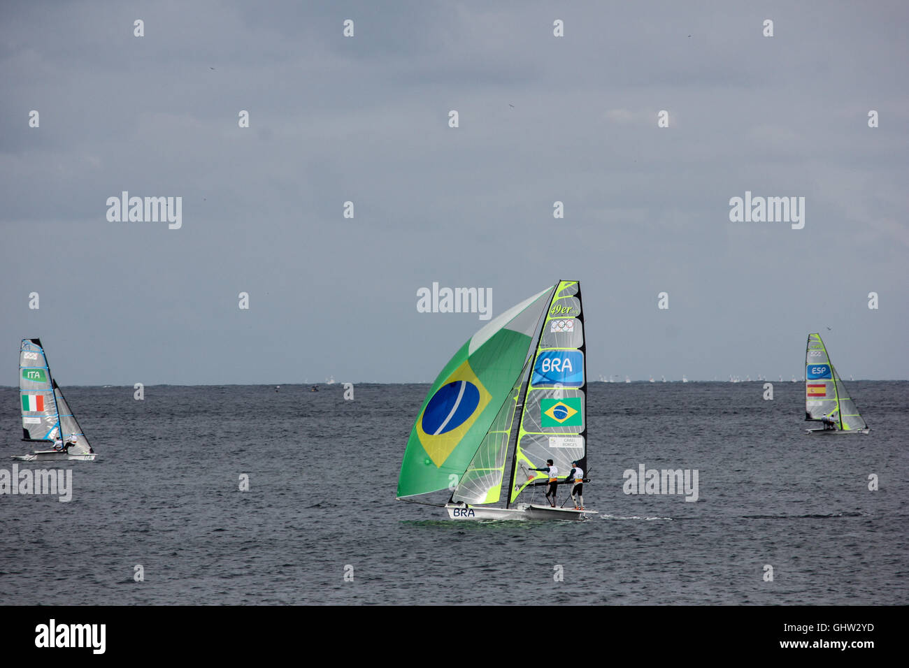 Rio De Janeiro, Brasilien. 11. August 2016. Sportler aus verschiedenen Ländern nehmen an den Segel-Wettbewerbe für die Olympischen Spiele 2016, in den Gewässern der Guanabara-Bucht, in Rio De Janeiro Teil. Popular genießen die Gloria Marina an der Uferpromenade zu die Wettbewerben zu sehen, ohne Tickets zu kaufen. Bildnachweis: Luiz Souza/Alamy Live-Nachrichten Stockfoto