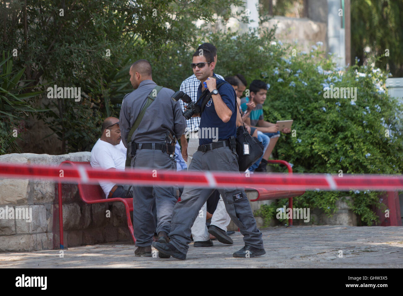 Jerusalem, Ost-Jerusalem. 11. August 2016. Israelische Sicherheitskräfte sind am Tatort gesehen, wo ein Mann in eine scheinbare Messer-Angriff in A-Tur, Ost-Jerusalem, am 11. August 2016 verwundet wurde. Israels Polizei startete Manhunt für einen Schraubendreher-schwingende Palästinenser der stach eine israelische Jugendliche in Ost-Jerusalem und floh am Donnerstagnachmittag. Bildnachweis: JINI/Xinhua/Alamy Live-Nachrichten Stockfoto