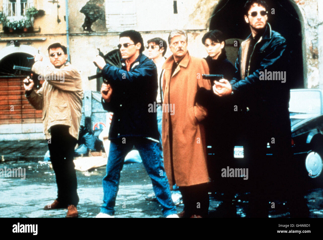 PALERMO MILANO - FLUCHT VOR DER MAFIA - In Palermo Enttarnt Ein Aussagefreudiger Mafioso Einen Renommierten Firmenberater als "Buchhalter der Mafia" Und die Polizei Sorgt Mit Einer Spektakulären Hausdurchsuchung Dafür, Dass Diese Schlüsselfigur Bloßgestellt Wird Und Schleunigst Polizeischutz verbinde Muss. Der Buchhalter Söll Samt Familie Nach Mailand Geflogen Werden, Doch Schon Die Fahrt Zum Flughafen Endet in Einem Hinterhalt. Bild: FRANCESCO BENIGNO (Saro Ligrestis), RICKY MEMPHIS (Remo Matteotti), VALERIO MASTANDREA (Tarasio Proietti), GIANCARLO GIANNINI (Turi Leofonti), ROMINA MONDELLO Stockfoto