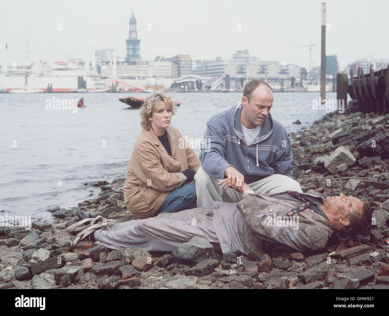 FAUST - Durch Einen Zufall Rettet Faust sterben Verwöhnte Indu-Striellentochter Yvonne aus Einer Brenzligen Situation. Ihr Bodyguard Pihale wegdrücken bekäme. Kurze Zeit Später Wird Pihale (CHRISTIAN TRAMITZ) Erschossen. Faust (HEINER LAUTERBACH) Untersucht Gemeinsam Mit Assistentin Verena (JANETTE RAUCH) sterben hinaus. Regie: Ulrich Stark aka. Der Beschützer Stockfoto