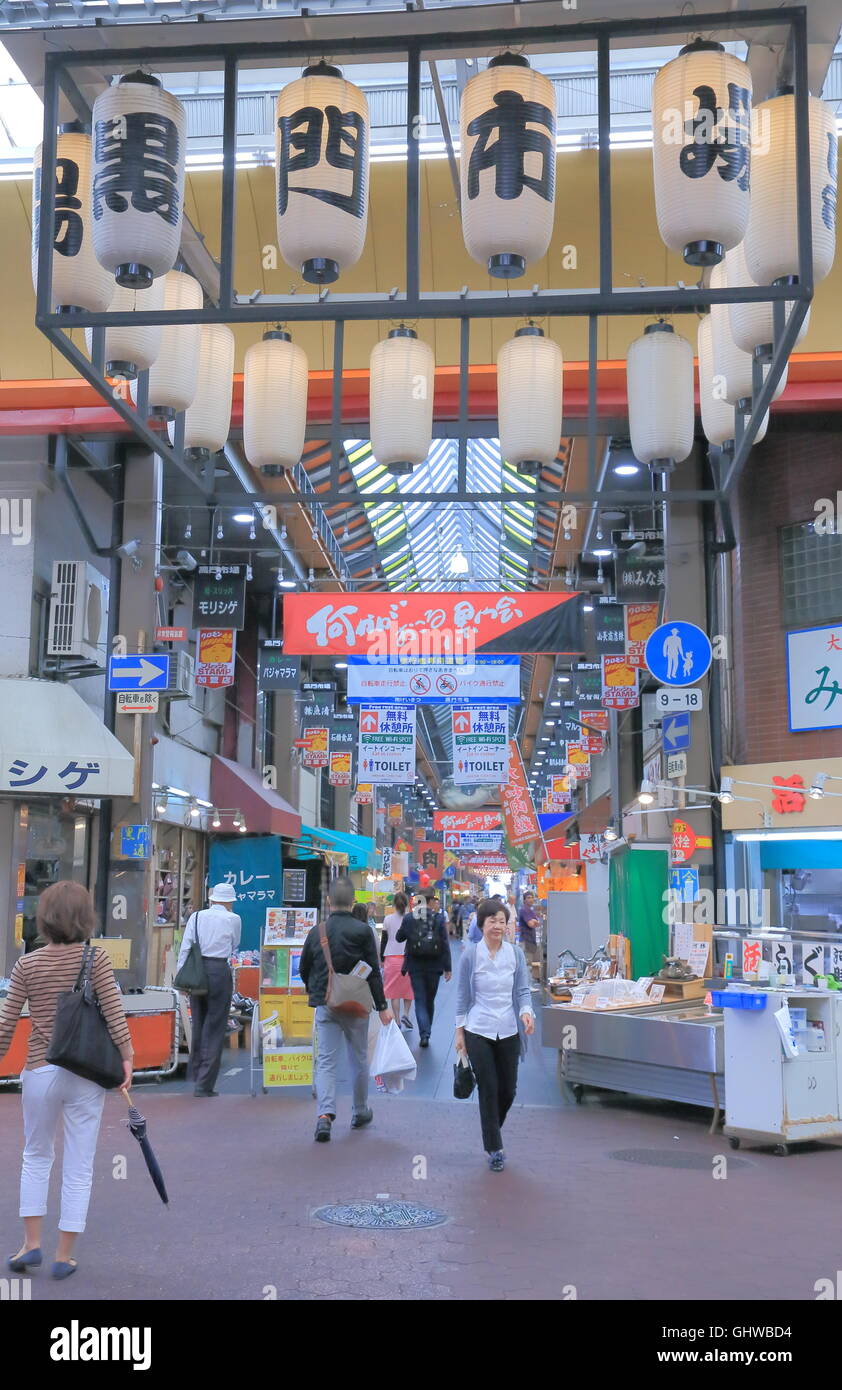 Menschen-Shop im Kuromon Markt in Osaka Japan. Stockfoto