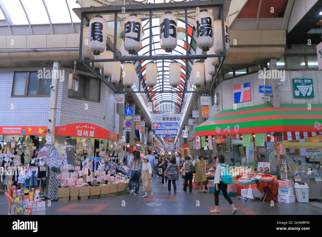 Menschen-Shop im Kuromon Markt in Osaka Japan. Stockfoto