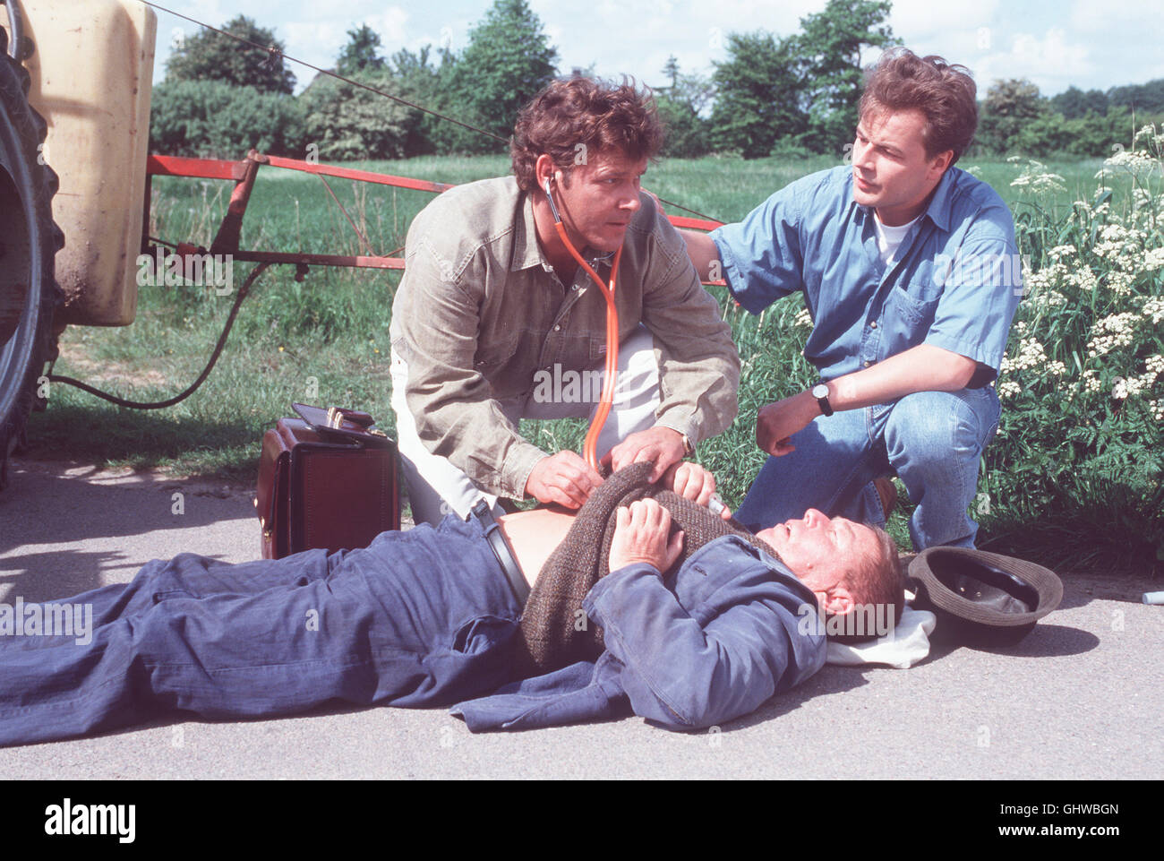 DER LANDARZT Dr. Teschner (WALTER PLATHE, l.) Und Wanja (TILL DEMTRÖDER) Kümmern Sich um Höhle Bauern Schinz (WERNER BERNDT), der Trotz Verbots Wieder Auf Seinen Traktor Gestiegen ist. Dr. Teschner Vermutet, Dass Schinz Einen Herzanfall Erlitten Hat. Regie: Manfred Mosblech aka. Der Schwiegermutterstuhl Stockfoto