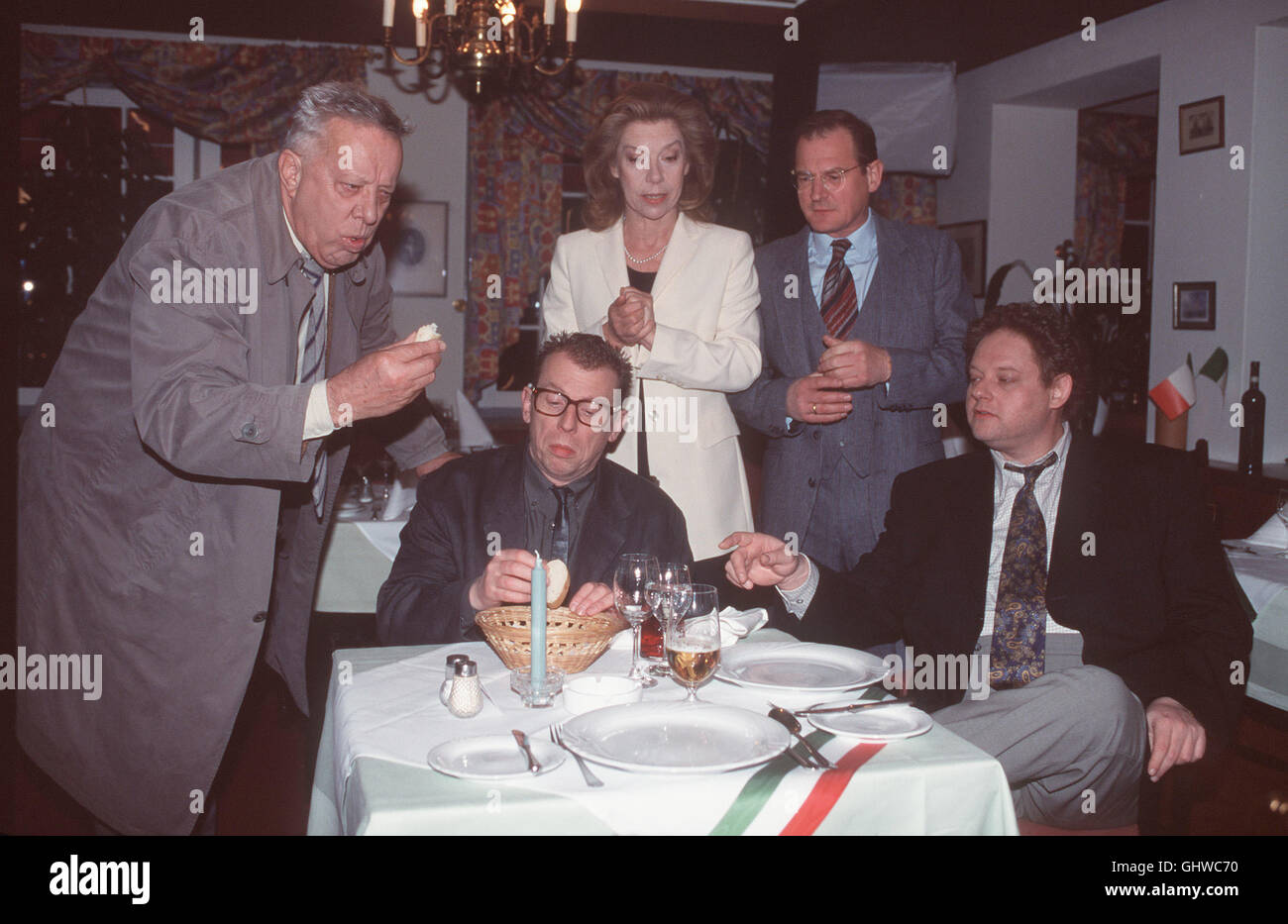 ADELHEID UND IHRE MÖRDER-Adelheid (EVELYN HAMANN) Kellnert undercover Im "Napoli". Strobel (HEINZ BAUMANN, r.), Pohl (DIETER BRANDECKER, 2.v.l.) Und Schilling (OLIVER Heck, r.) Warten als Gast Getarnt Auf Schutzgelderpresser. Doch Statt Jugendbuchautorin Betritt Kriminaldirektor Heimeran (BURGHART KLAUßNER) Das Restaurant... VORRAT aka. Arbeitstitel: Rundum Sorglos e.V. Folge 37 Stockfoto