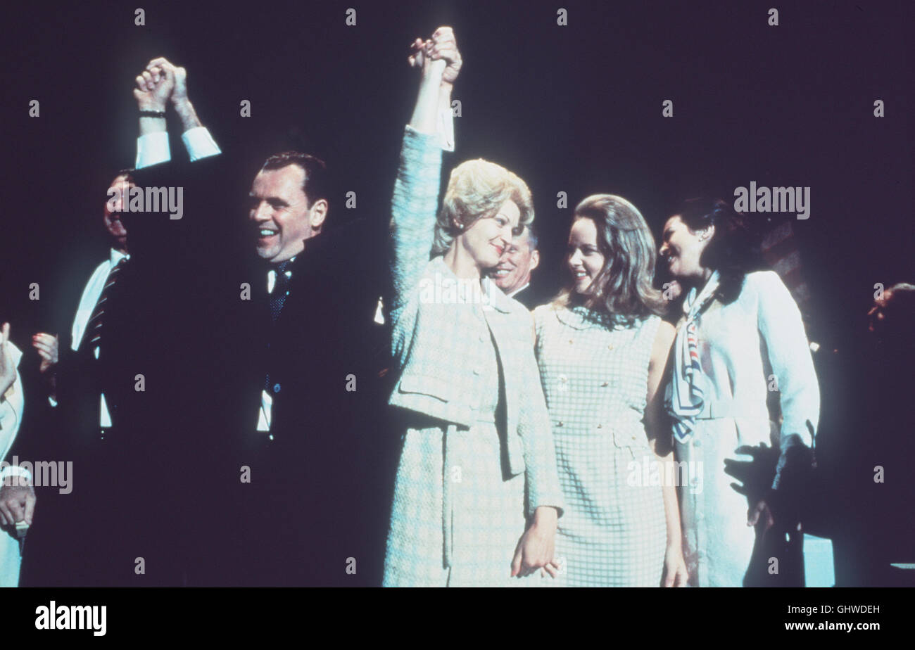 NIXON - DER UNTERGANG EINES PRÄSIDENTEN "Nixon" wurde Die Aussergewöhnliche Geschichte des 37. Präsidenten der USA. Das Leben Richard Nixons (ANTHONY HOPKINS) Nimmt Mit der Unausweichlichkeit Einen Tatsache Tragödie Seinen Lauf, als Nach Dem "Watergate Skandal" seine Karriere Zusammenbricht... Szene:Wahlkampfveranstaltung Nixon Mit Seiner Frau Pat (JOAN ALLEN) Regie: Oliver Stone aka. Nixon Stockfoto