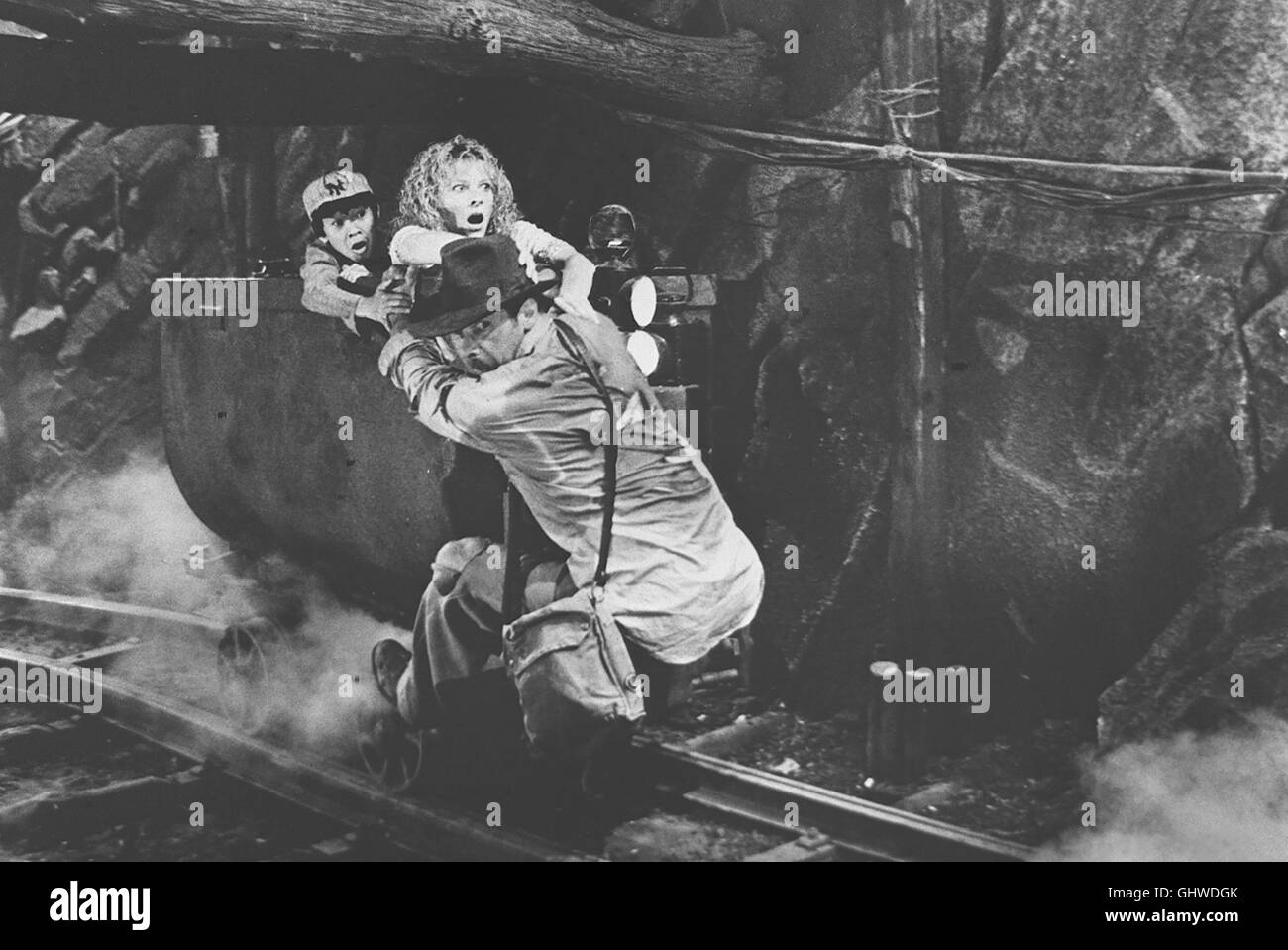 INDIANA JONES UND DER TEMPEL DES TODES - In Einem Indischen Dorf Wird der Archäologieprofessor Indiana Jones (HARRISON FORD), der Mit der Nachtclubsängerin Willie (KATE CAPSHAW) Unterwegs ist, Gebeten, Eine Kinder-Entführungswelle Aufzuklären. Szene Mit Short Round (KE HUY QUAN, l.) Regie: Steven Spielberg aka. Indiana Jones und der Tempel des Todes Stockfoto