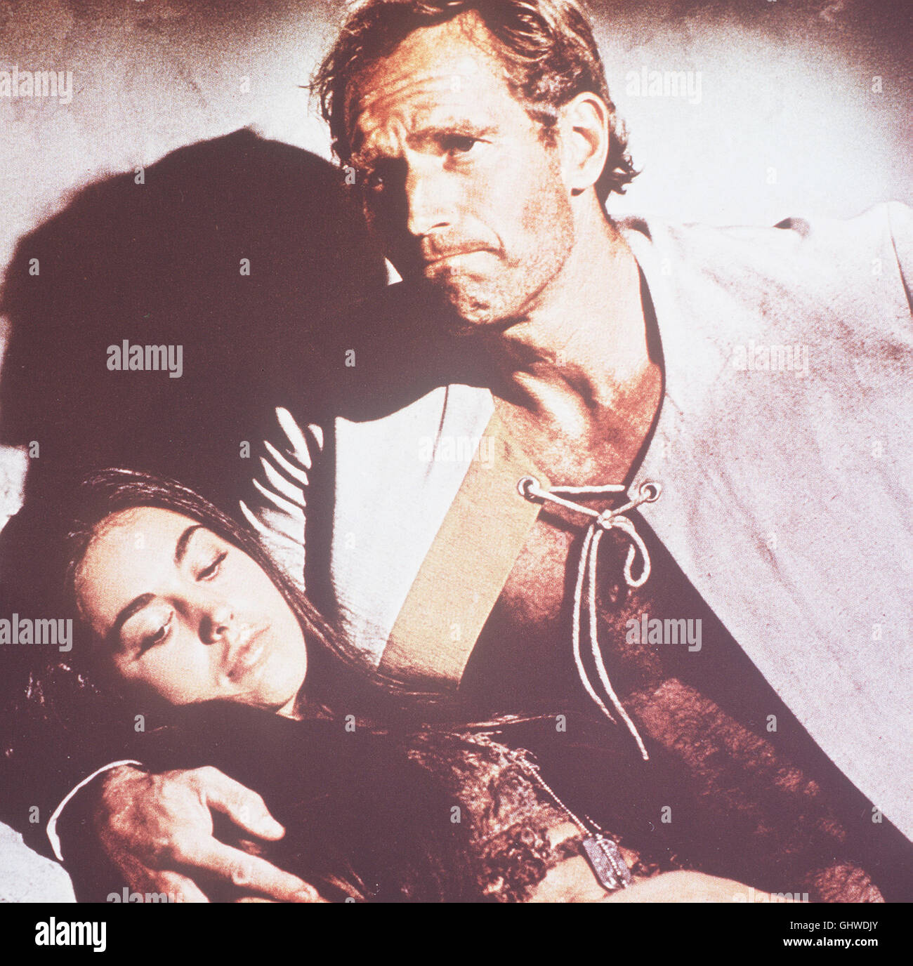 PLANET DER AFFEN - sterben Besatzung Eines Amerikanischen Raumschiffs Landet Auf Einem Fremden Planeten, der von Zivilisierten Und Sprechenden Affen Beherrscht Wird. Szene Mit CHARLTON HESTON als George Taylor Und LINDA HARRISON als Nova. Regie: Franklin J. Schaffner aka. Planet der Affen Stockfoto