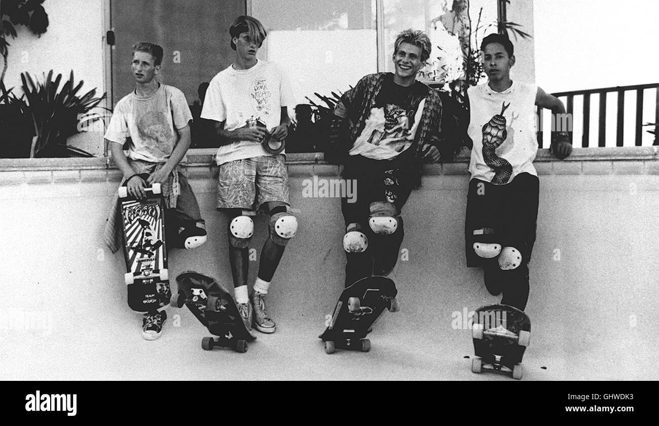 REBELLEN AUF SKATEBOARDS - Brian, Sohn Einer Amerikanischen Durchschnittsfamilie, ist Ein Junger Rebell, der Durch Seine Unangepaßte Haltung Und Waghalsige Skateboard-Kunststücke Seiner Umwelt Ein Dorn Im Auge ist. Als Eines Tages Sein Vietnamesischer Stiefbruder Vinh Unter Merkwürdigen Mamis Ums Leben Kommt, Recherchiert Brian Auf heraus Faust Und Kann Spaß Zeigen, war Wirklich in Ihm Steckt... Bild: MAX PERLICH (Yabbo), TONY HAWK (Buddy), CHRISTIAN SLATER (Brian), TOMMY GUERRERO Regie: Greame Clifford aka. Den Würfel glänzend Stockfoto