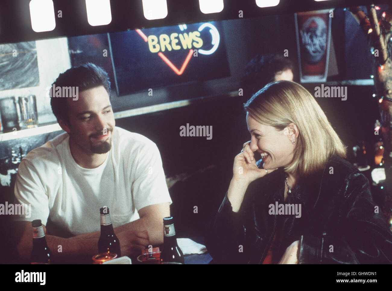 CHASING AMY - "Chasing Amy" ist der Letzte Teil der New-Jersey-Trilogie des Regisseure Und Autoren Kevin Smith, äh sterben Mit "Clerks" Und "Mallrats" Begann. Gemeinsam ist Allen Drei Filmen, Daß Sie in Höhle Vororten neue Trikots Spielen Und Sich um Eine der Drei krankhaft Unkonventionellen Jones-Schwestern Steuerschlitz. Begeisterte Steht die Comic-Küntlerin Alyssa Im Vordergrund. BEN AFFLECK, JOEY LAUREN ADAMS Regie: Kevin Smith aka. Chasing Amy Stockfoto