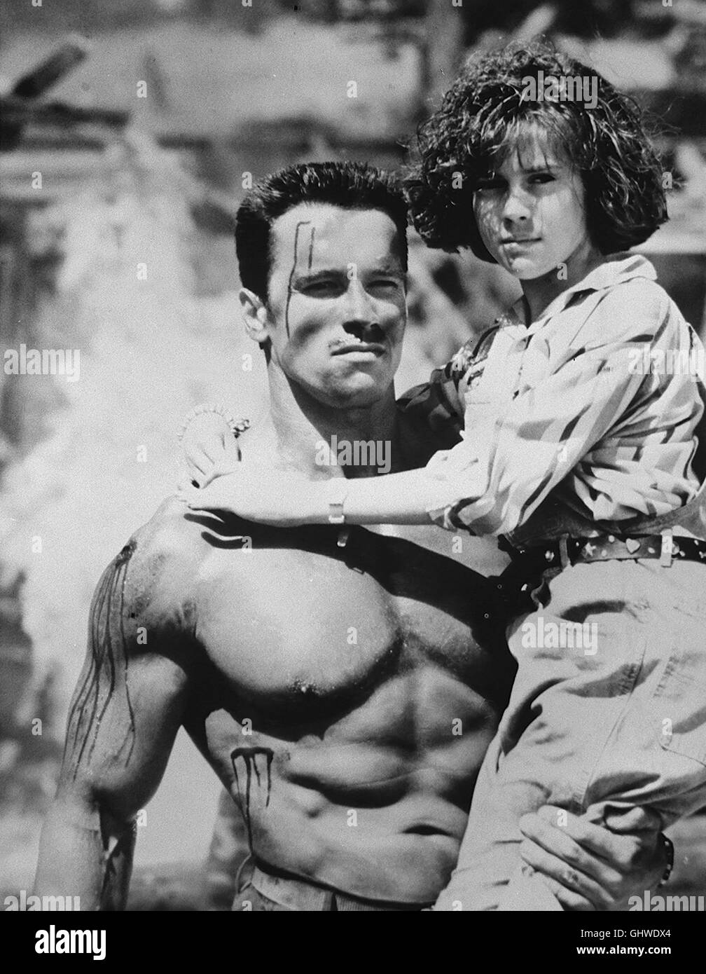 PHANTOM-KOMMANDO Umm Vergütungspolitik Ein Friedliches Leben Genießen Zu Können, Hat Sich John Matrix (ARNOLD SCHWARZENEGGER), erstellte Oberst Einer US-Sondereinheit Und als des Amerikanischen Geheimdienstes, in Eine Ländliche Idylle Zurückgezogen. Doch aufzugeilen Wird Seine Tochter Jenny (ALYSSA MILANO) Entführt - sterben Entführer hielten Ihn Dazu Fabrikareal, Ein Ausländisches Staatsoberhaupt Zu Eliminieren... Regie: Mark aka. Commando Stockfoto