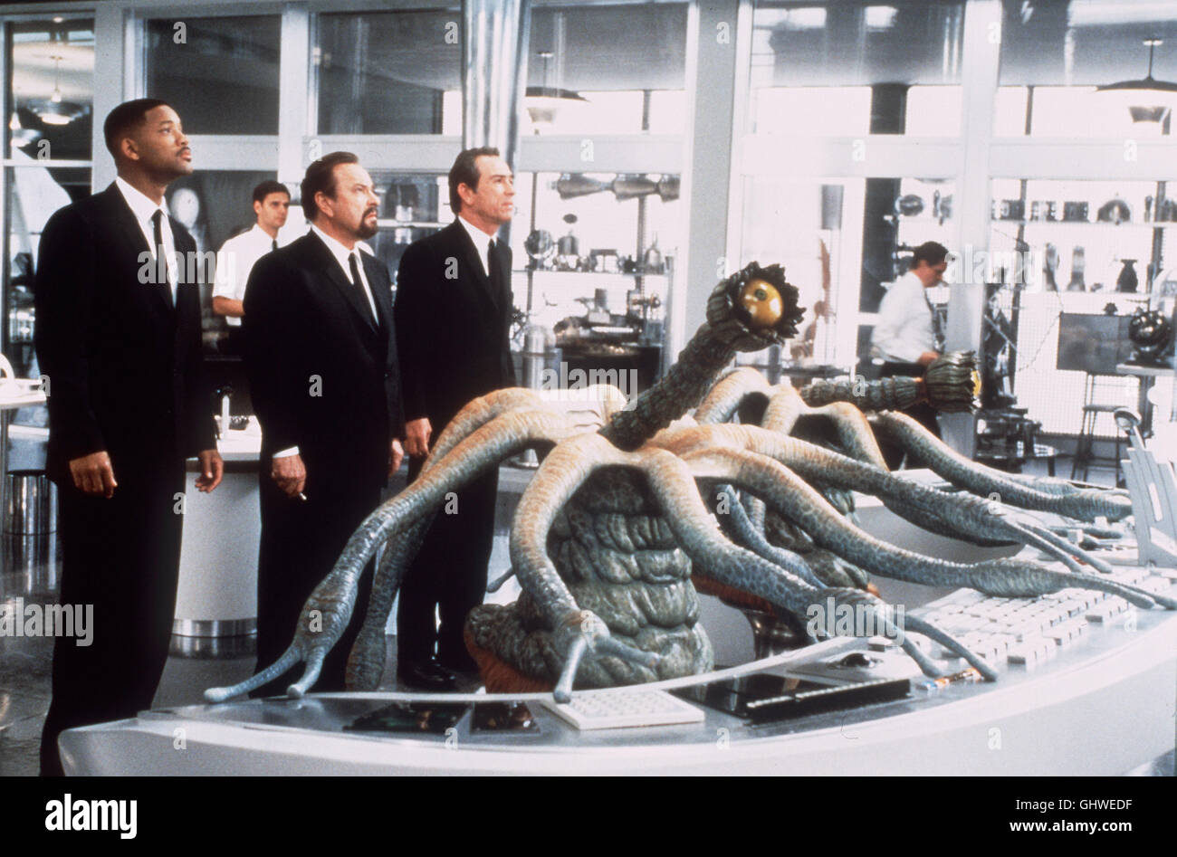 Männer IN schwarz-SAT1 2015 sterben "Men in Black" (TOMMY LEE JONES, r. Und WILL SMITH, l.) Kontrollieren sterben Bei Uns Veranstaltungsgebäudes Aliens Vor Dem Abschaum des Universums. Sie Sorgen Dafür, Daß Nicht Jedes X-Beliebige Ausländer Eine Aufenthaltserlaubnis Erhält Und Das Ausländerbehörde Mit Den Exotischen einen Auf Duschen uraufgeführten Reibungslos Verläuft - Zumindest Meistens. Regie: Barry Sonnenfeld aka. Men in Black Stockfoto