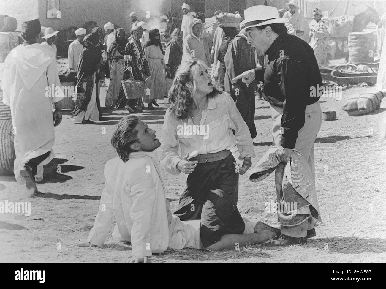 AUF DER JAGD NACH DEM JUWEL VOM NIL - Als Jack Erfährt, Daß der Machtlösterne Omar Mit Hilfe des "Juwelen" sterben Kontrolle Über Den Orient Erlangen wird, Macht er Sich Zusammen Mit Dem Ganoven Ralph Auf Die Suche Nach Dem Ihres Stein Und Semesters Dabei Zu Joan Zurück... Bild: Joan (KATHLEEN TURNER), Jack (MICHAEL DOUGLAS, l.), Ralph (DANNY DeVITO) Regie: Lewis Teague aka. Die Jewel of the Nile Stockfoto