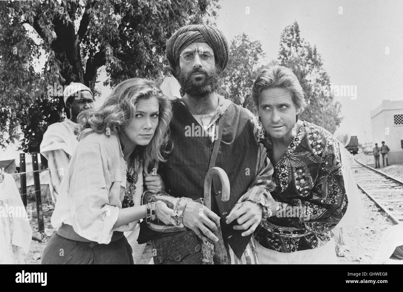 AUF DER JAGD NACH DEM JUWEL VOM NIL - Als Jack Erfährt, Daß der Machtlösterne Omar Mit Hilfe des "Juwelen" sterben Kontrolle Über Den Orient Erlangen wird, Macht er Sich Zusammen Mit Dem Ganoven Ralph Auf Die Suche Nach Dem Ihres Stein Und Semesters Dabei Zu Joan Zurück... Bild: Joan (KATHLEEN TURNER), Jack (MICHAEL DOUGLAS), Heiliger Mann (AVNER EISENBERG) Regie: Lewis Teague aka. Die Jewel of the Nile Stockfoto