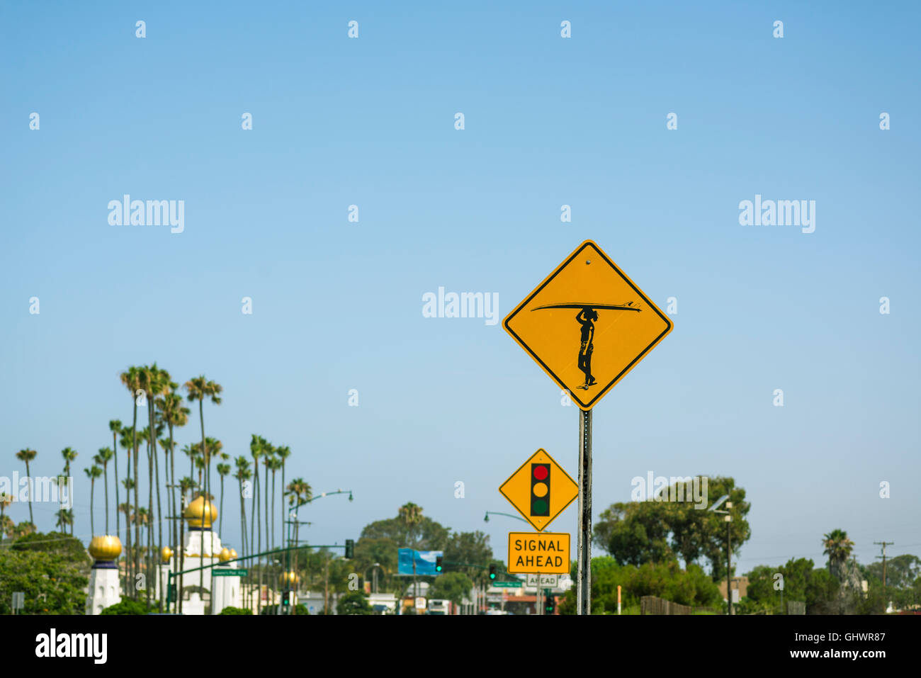 Surfer crossing Straßenschild an der California State Route 1. Encinitas, Kalifornien. Stockfoto