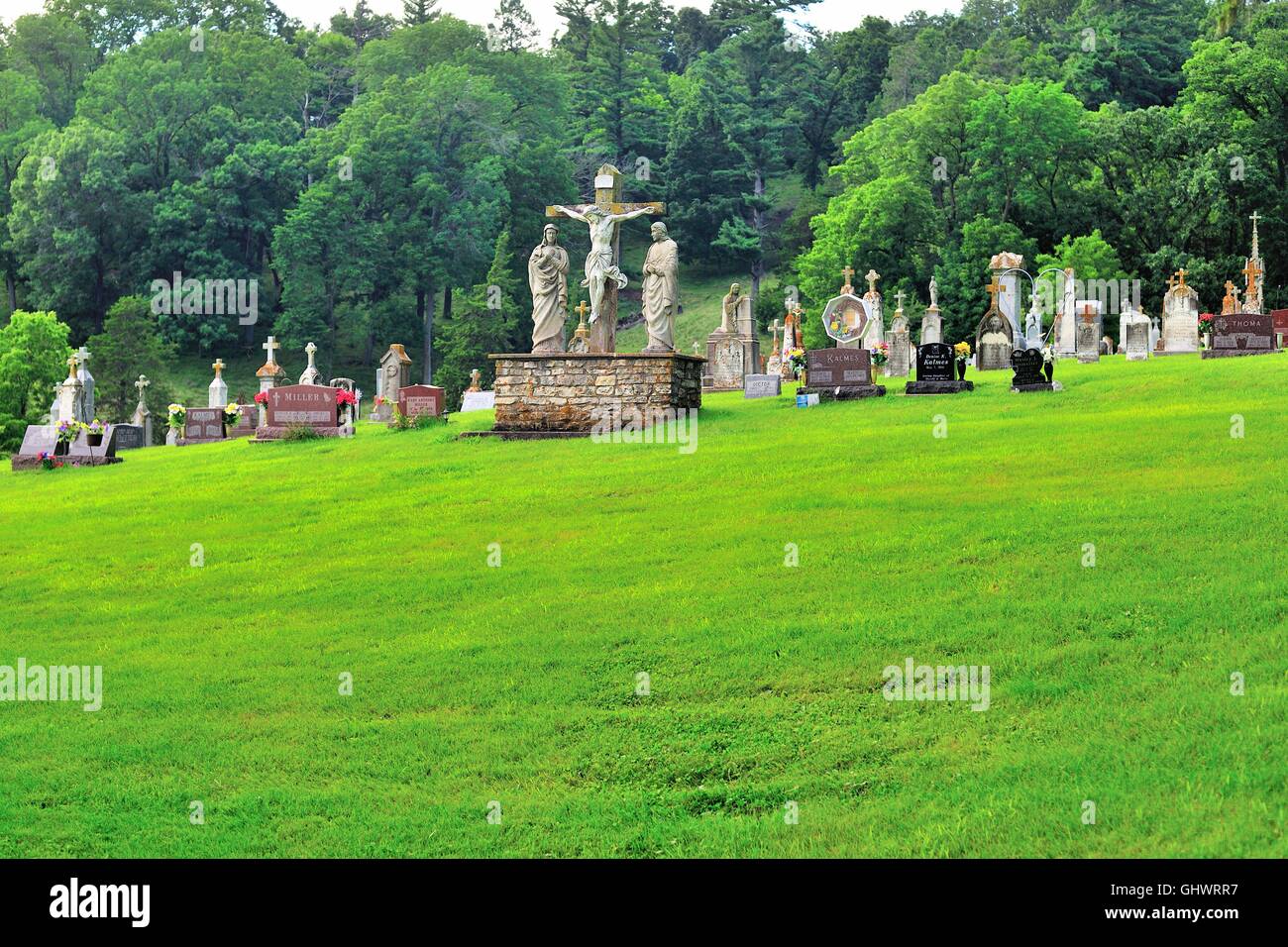 Der Friedhof von St. Donatus Katholische Kirche in St. Donatus, Iowa, USA. Stockfoto