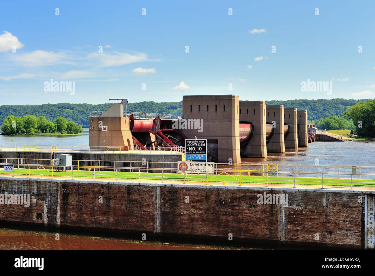 Sperren und Dam Nr. 10 auf dem Mississippi Fluss an Guttenberg, Iowa durch die US-Armee Korps der Ingenieure gebaut. Guttenberg, Iowa, USA. Stockfoto Sperren und Dam Nr. 10 auf dem Mississippi Fluss an Guttenberg, Iowa durch die US-Armee Korps der Ingenieure gebaut. Guttenberg, Iowa, USA. Stockfoto
