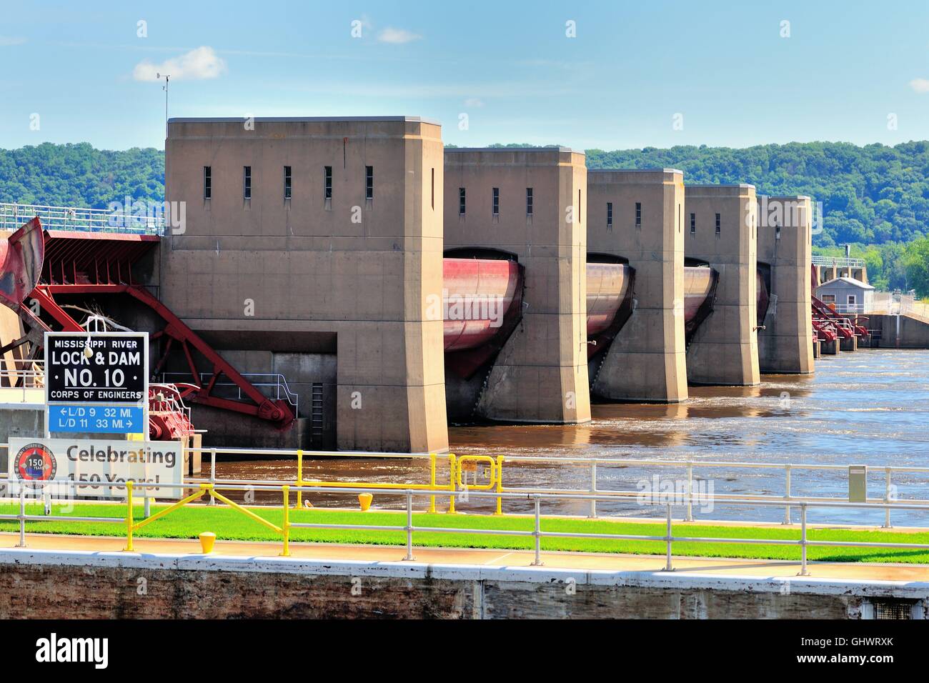 Sperren und Dam Nr. 10 auf dem Mississippi Fluss an Guttenberg, Iowa durch die US-Armee Korps der Ingenieure gebaut. Guttenberg, Iowa, USA. Stockfoto Sperren und Dam Nr. 10 auf dem Mississippi Fluss an Guttenberg, Iowa durch die US-Armee Korps der Ingenieure gebaut. Guttenberg, Iowa, USA. Stockfoto