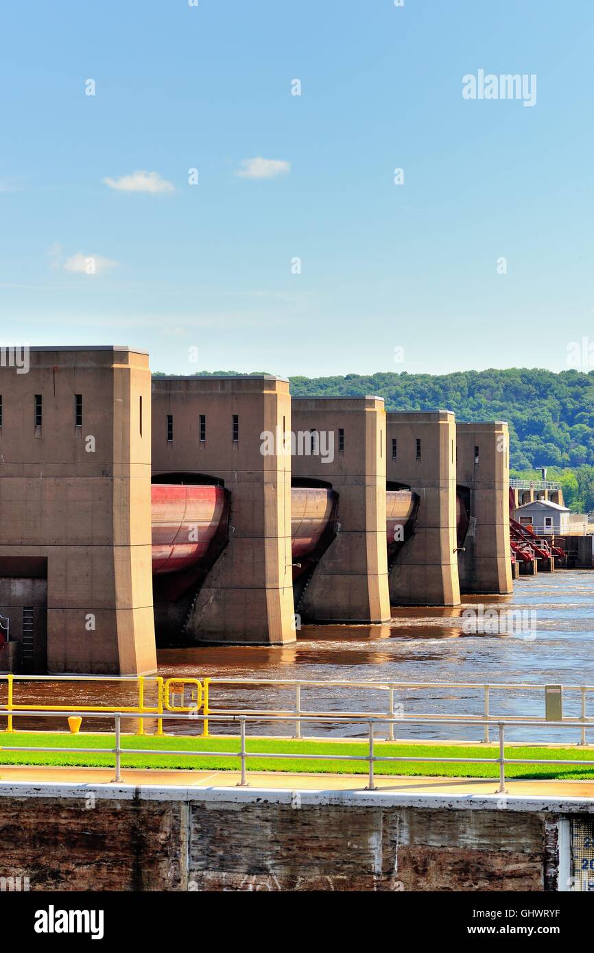 Sperren und Dam Nr. 10 auf dem Mississippi Fluss an Guttenberg, Iowa durch die US-Armee Korps der Ingenieure gebaut. Guttenberg, Iowa, USA. Stockfoto Sperren und Dam Nr. 10 auf dem Mississippi Fluss an Guttenberg, Iowa durch die US-Armee Korps der Ingenieure gebaut. Guttenberg, Iowa, USA. Stockfoto