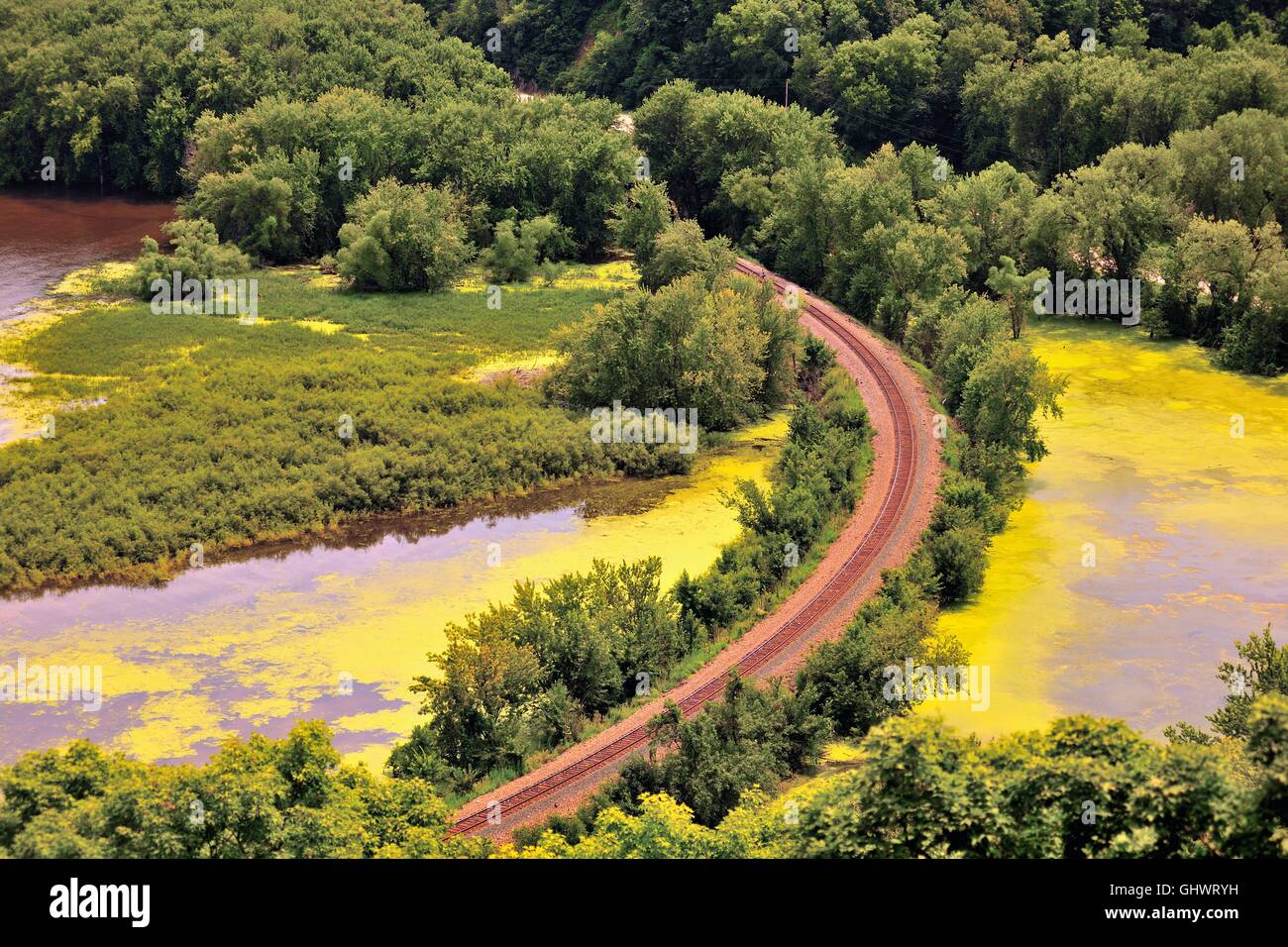 Eine einzelne Spur railroad Strangleitung Kurven auf seiner Reise entlang der Ufer des Mississippi River in der Nähe von Harpers Ferry Iowa, USA. Stockfoto