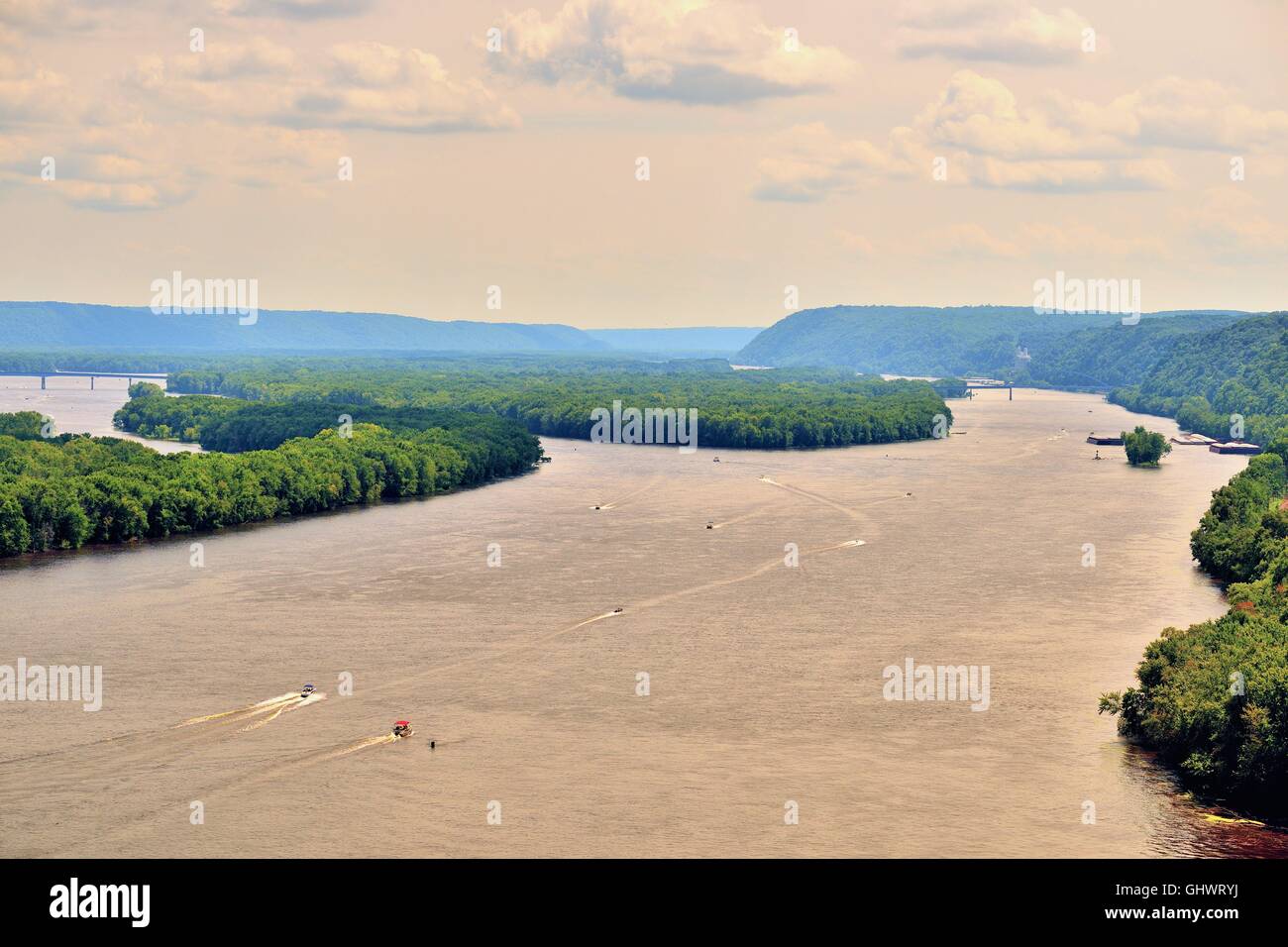 Sportfahrzeuge und Boote sind reichlich auf einem Kanal des Mississippi River in der Nähe von Harpers Ferry, Iowa, USA. Stockfoto
