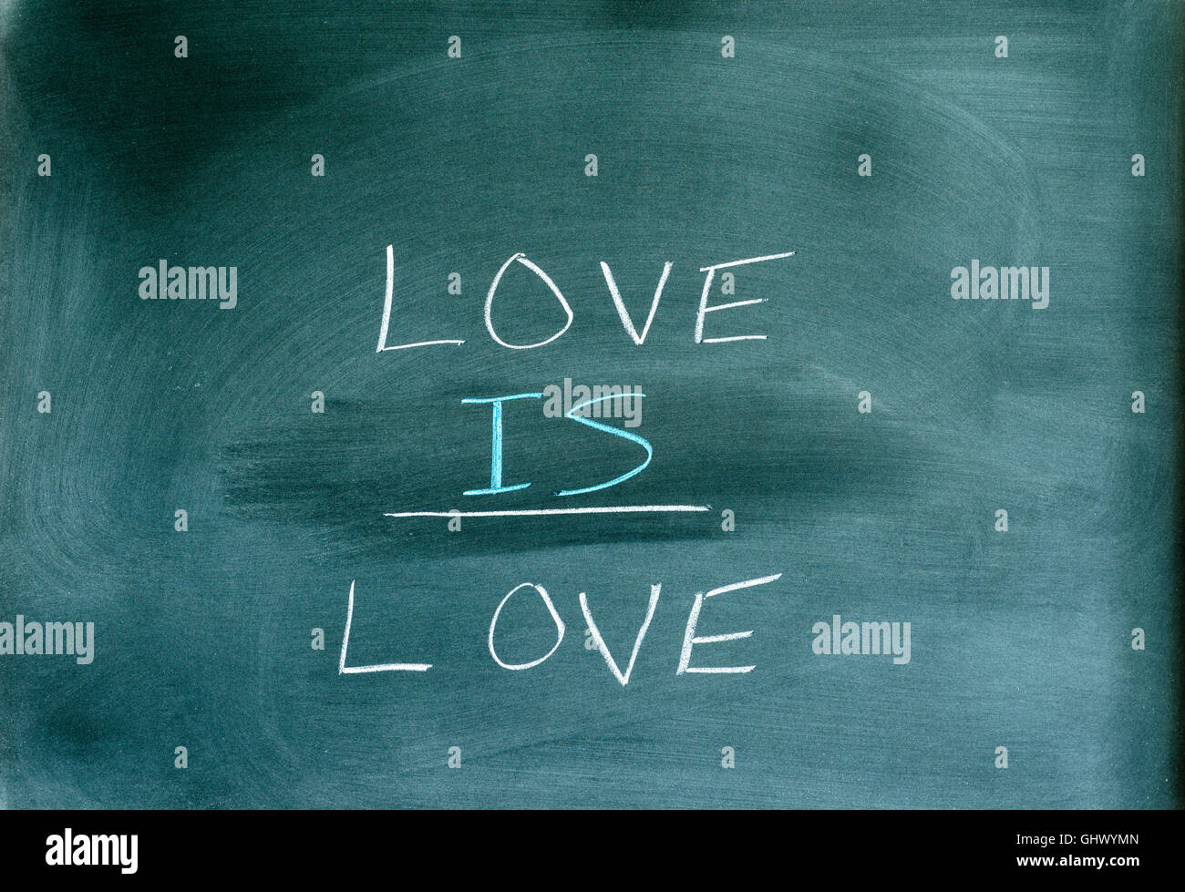 Die Phrase "Liebe ist Liebe" auf eine Tafel geschrieben. Stockfoto
