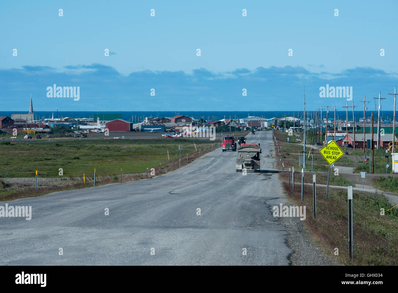 Nome in Alaska, Seward-Halbinsel. LKW auf Teller Straße mit der Stadt Nome in der Ferne. Stockfoto