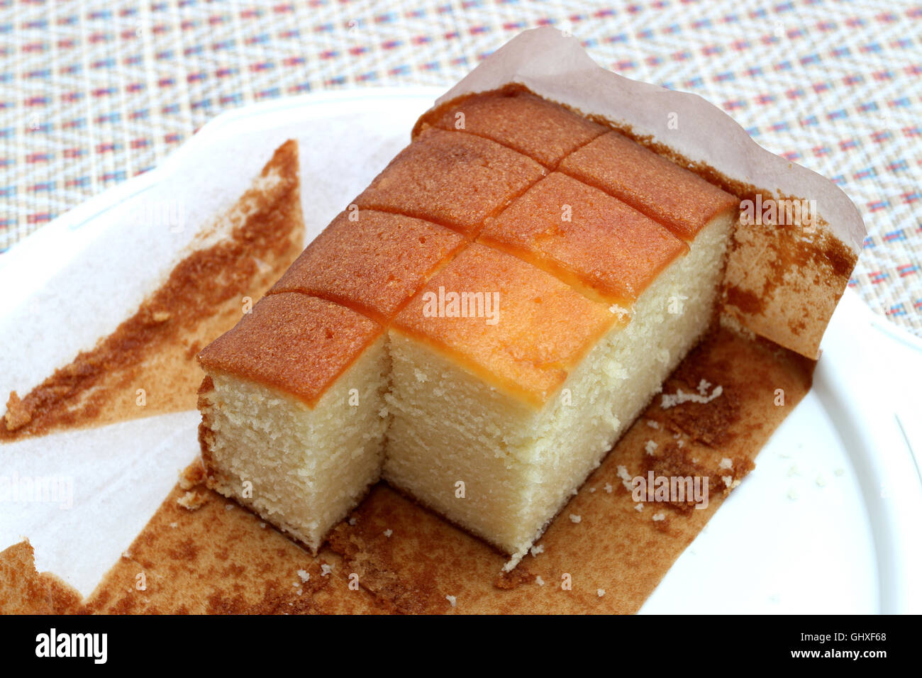 Orange-Madeira-Kuchen in Quadrate schneiden Stockfoto