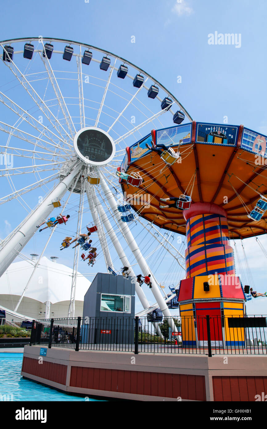 Centennial Riesenrad und Wave Swinger fahren. Navy Pier, Chicago, Illinois. Stockfoto