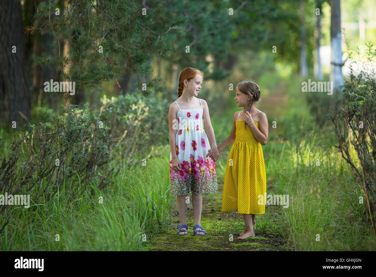 Zwei niedliche kleine Mädchen reden im Park. Stockfoto