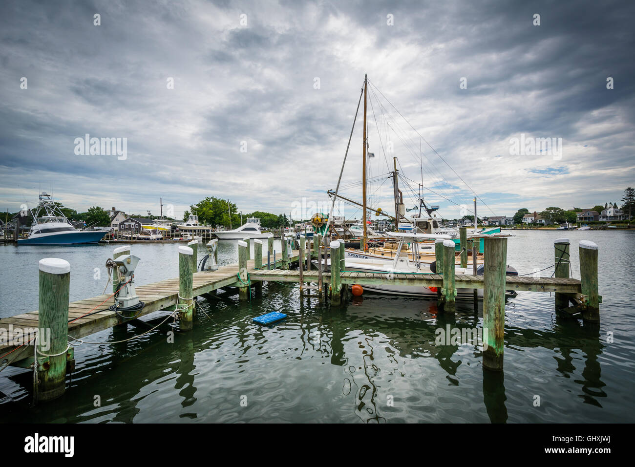 Boote und Docks im Hafen von Hyannis, Cape Cod, Massachusetts. Stockfoto