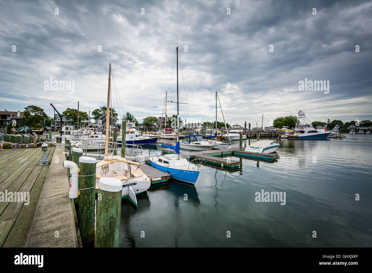 Boote und Docks im Hafen von Hyannis, Cape Cod, Massachusetts. Stockfoto