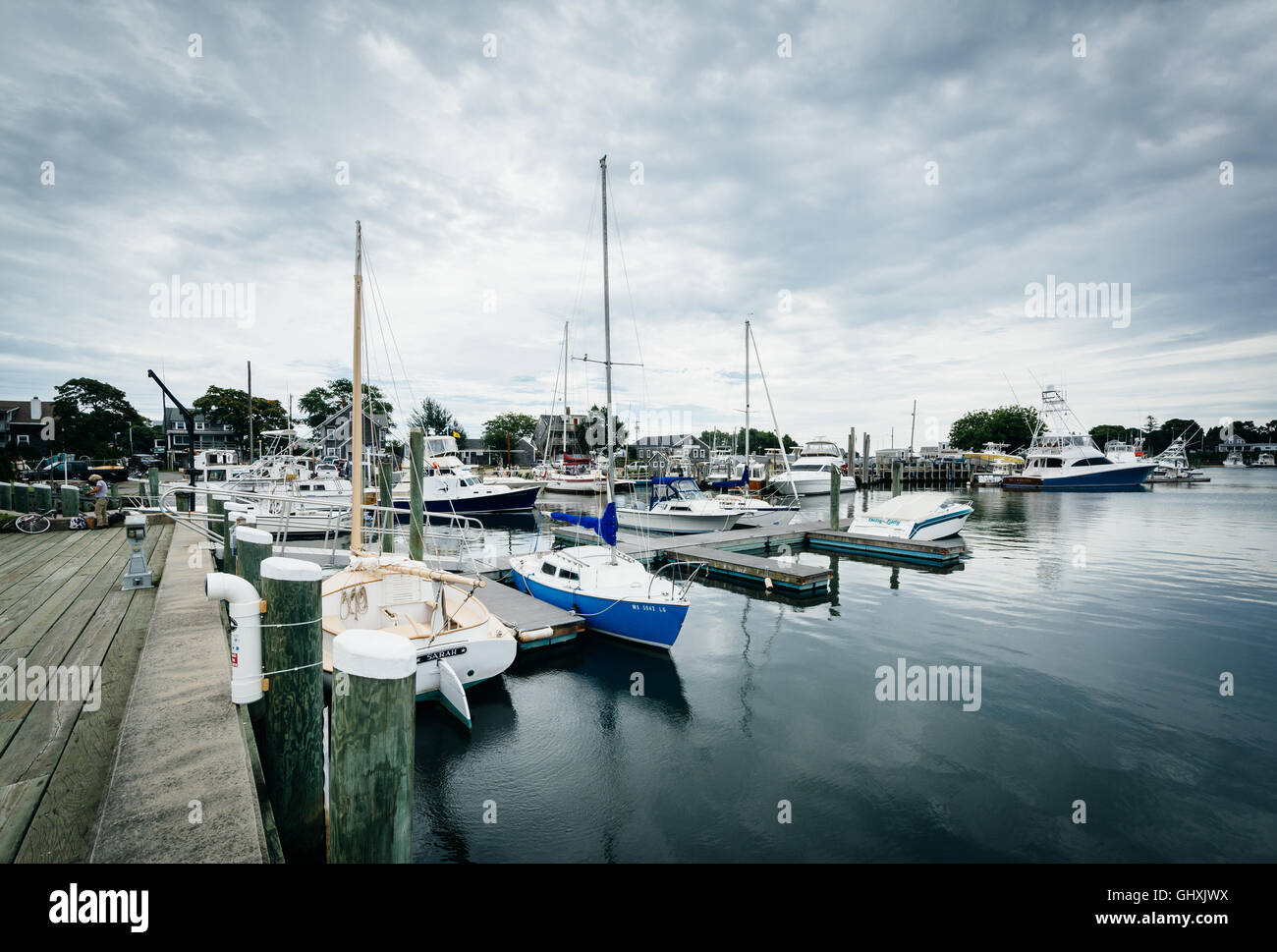 Boote und Docks im Hafen von Hyannis, Cape Cod, Massachusetts. Stockfoto