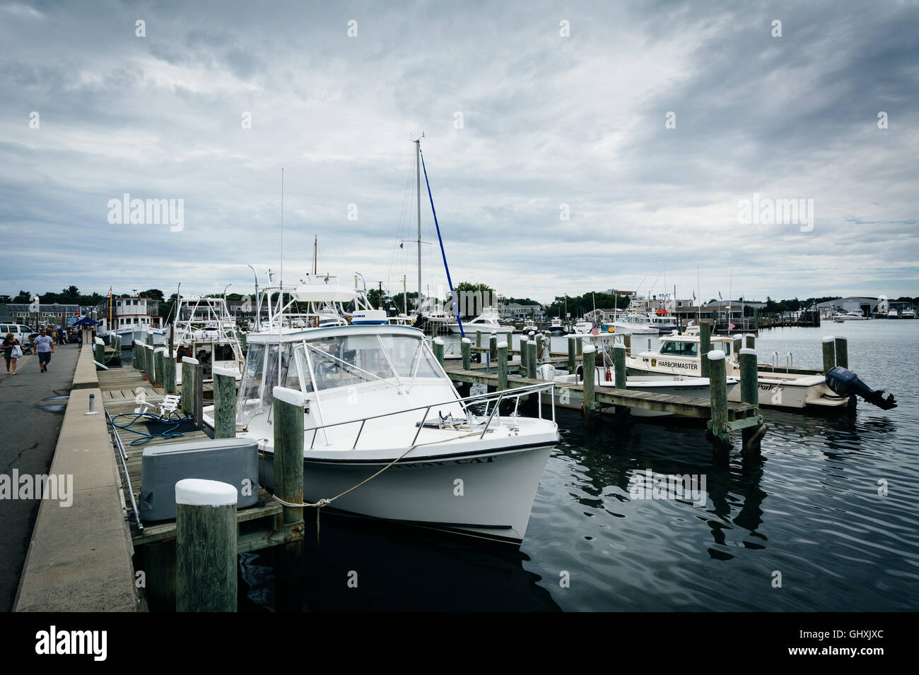 Boote und Docks im Hafen von Hyannis, Cape Cod, Massachusetts. Stockfoto