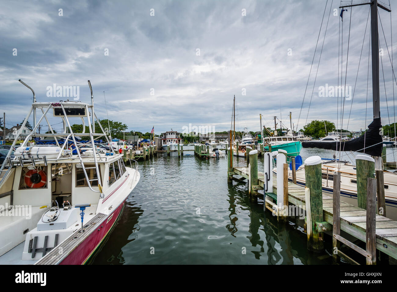 Boote und Docks im Hafen von Hyannis, Cape Cod, Massachusetts. Stockfoto