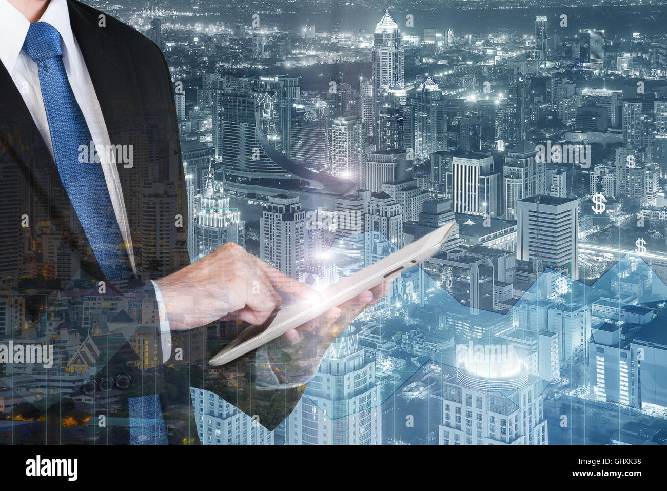 Business-Technologie-Konzept - Doppelbelichtung der Geschäftsmann mit dem Tablet mit finanziellen Business-Grafik. Stockfoto