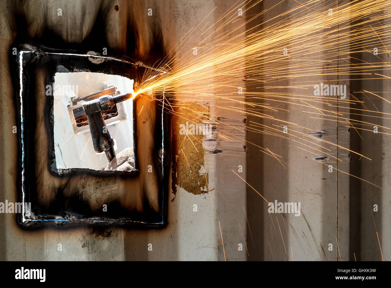 Workshop in der Fabrik Industrie Herstellung Industrie Arbeiter mit Schweißen Stahl Reparatur Container Strukturen. Stockfoto