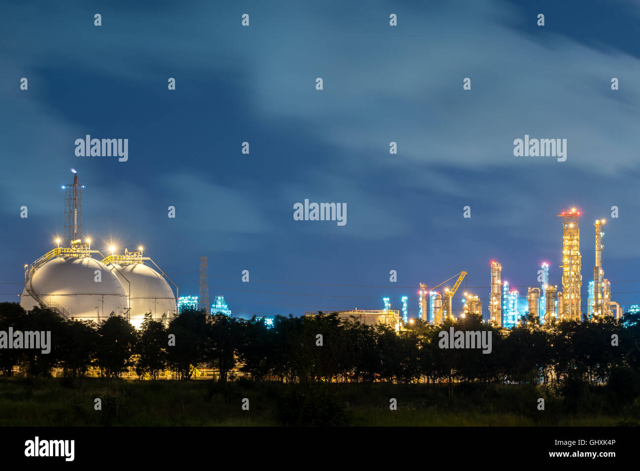Landschaft der Kugel Tank Speicher Gas-und chemischen Flüssigkeit in Öl-Raffinerie-Fabrik in der Nacht Stockfoto
