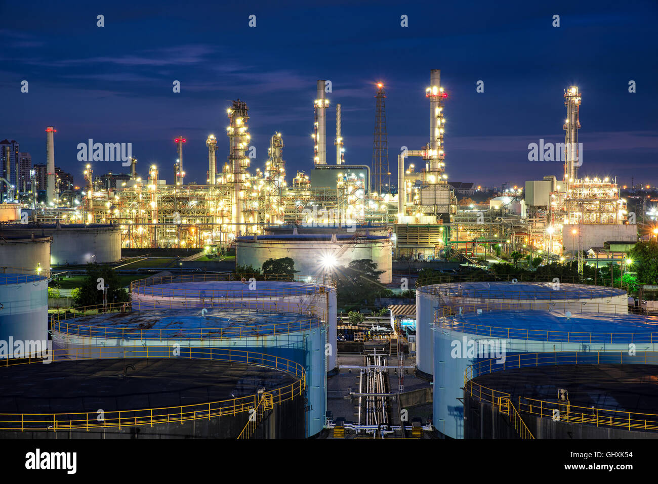 Öl-Raffinerie oder Petroleum Raffinerie und Lagertanks in Nacht. Stockfoto