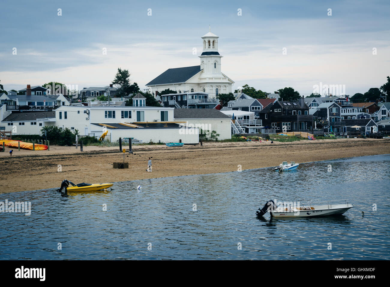 Blick auf Schiffe und Gebäude in Provincetown, Cape Cod, Massachusetts. Stockfoto