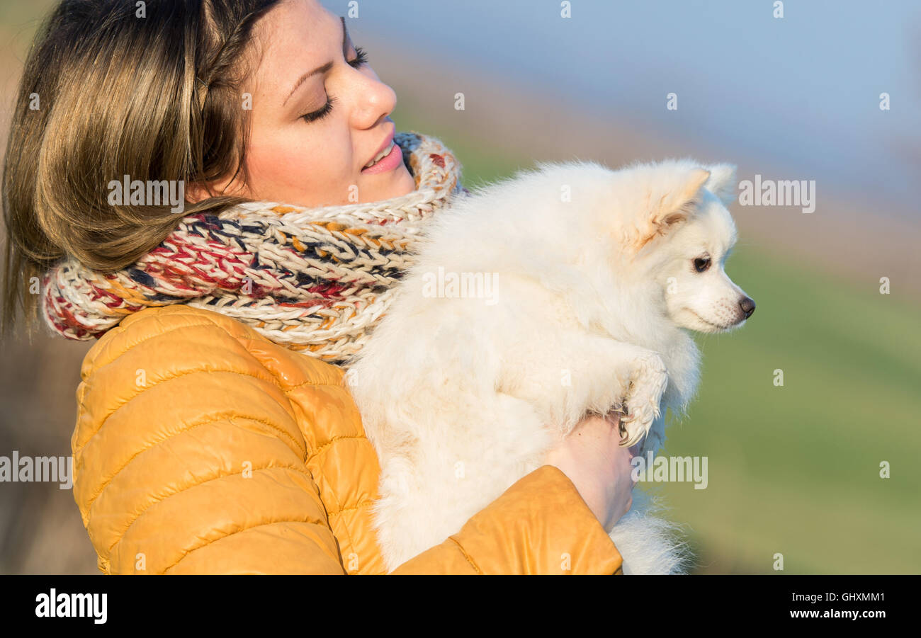 Glückliches Mädchen mit ihren kleinen Hund in der Natur Stockfoto